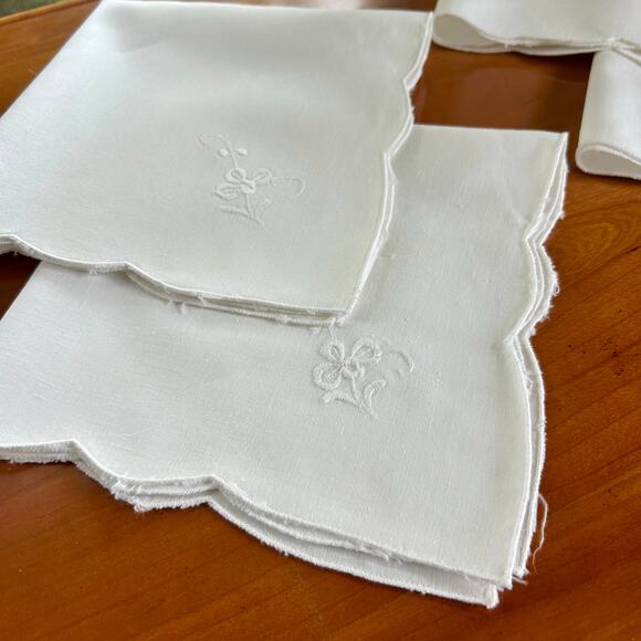 Vintage White Embroidered Cloth Napkins Set of 4 with Scalloped Edges - Picture 4 of 11